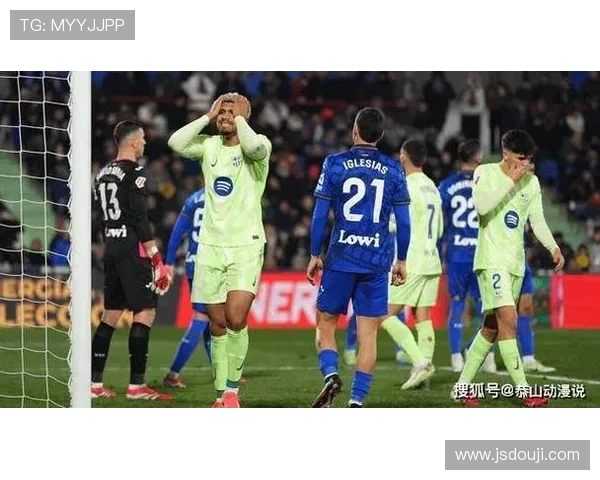 巴尔德精准传中拉什福德近距离膝盖射门偏高错失良机 巴尔德精准传中拉什福德近距离膝盖射门偏高错失良机